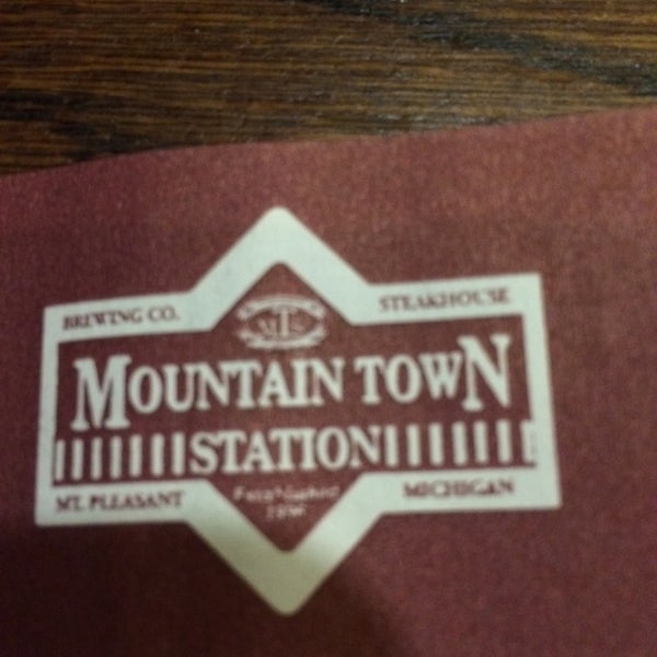 Foto tirada no(a) Mountain Town Station por Mike A. em 8/19/2014