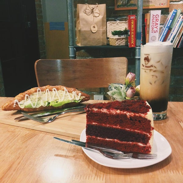 Photo taken at Doi Chaang Coffee by Morning Jolt by Cleryce L. on 7/26/2015