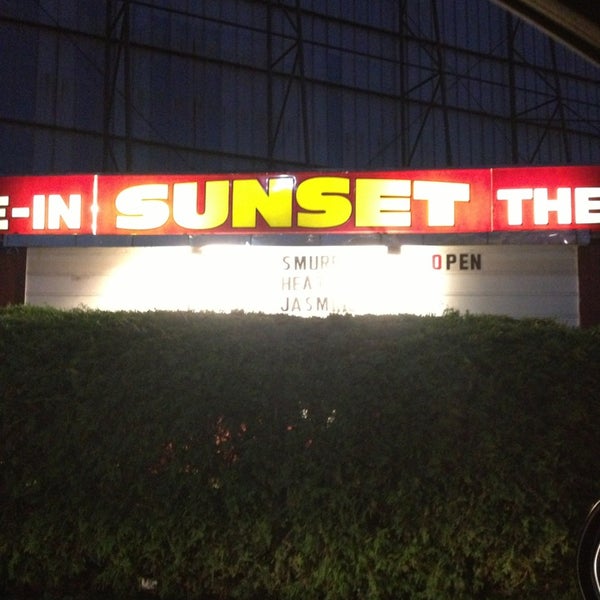Foto tomada en Sunset Drive-In Theatre  por Miss Magpie el 9/28/2013