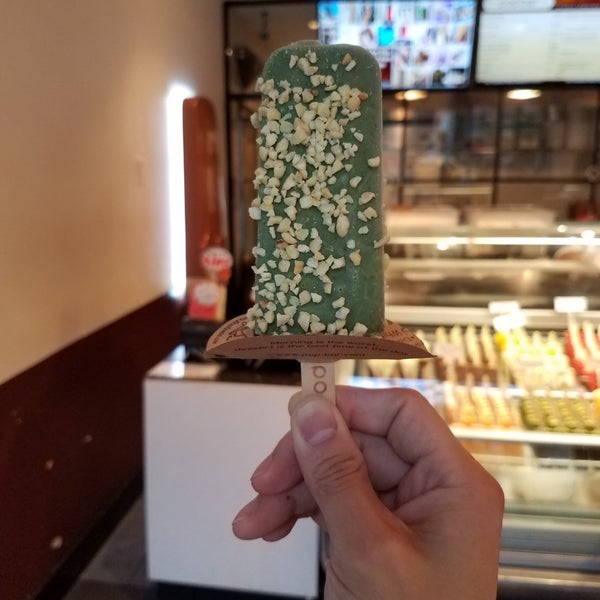 Delicious customizable ice cream bars. Choose from a wide ranges of bases from gelato to sorbets and mix and match toppings to preference. Love their pistachio gelato with almonds.