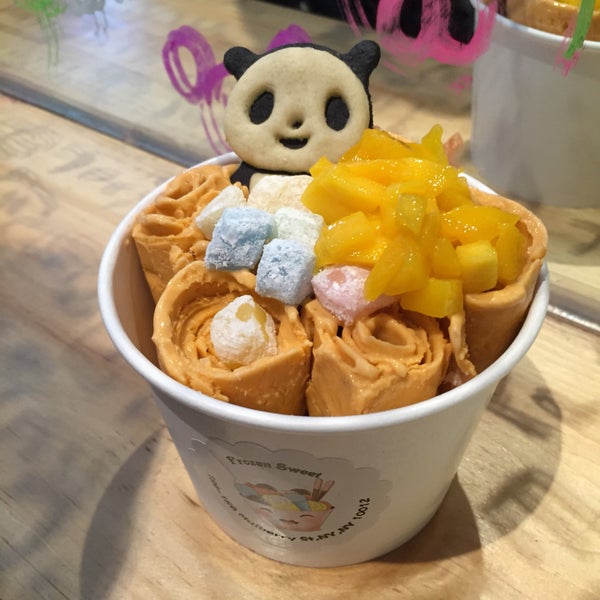 This the best of the rolled ice cream spots that's cropped up in NYC. The space is smaller than its competitors but the ice cream is a lot tastier. Toppings are unlilited. Thai tea is my favorite!