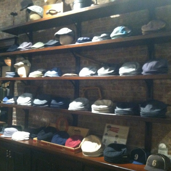 Foto tirada no(a) Goorin Bros. Hat Shop - Williamsburg por Marisa em 8/17/2013