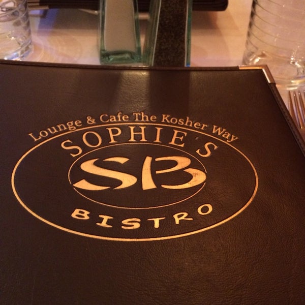 Foto scattata a Sophie’s Bistro &amp; Lounge da Esther L. il 1/29/2014