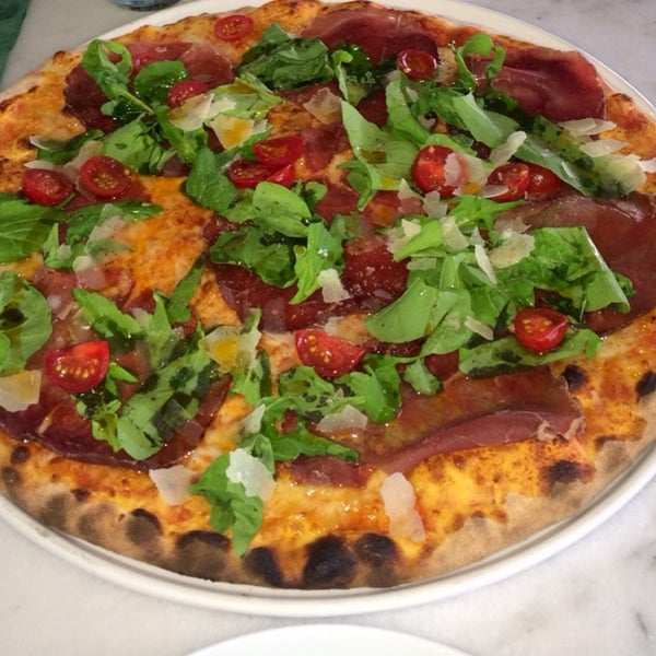 Foto diambil di PepperJam Gourmet Pizza oleh Yağmur E. pada 10/25/2014