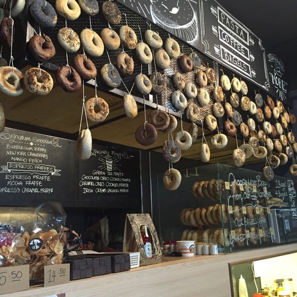 Photo prise au BROOKLYNB Bagel Bakery &amp; Cafe par 🎀 Wendy .. le5/17/2015