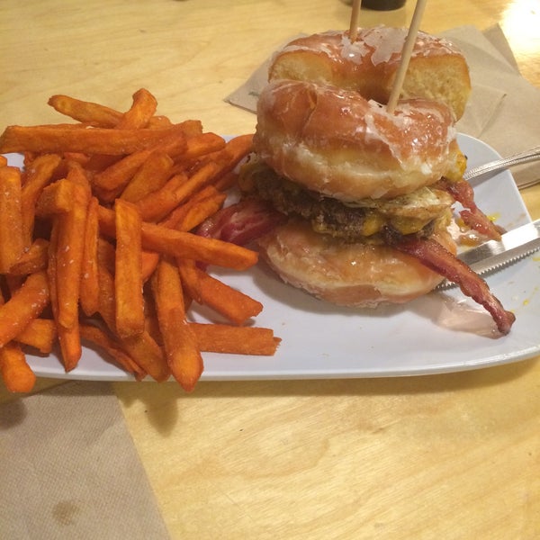 Foto tirada no(a) Crave Real Burgers por Mayra A. em 4/13/2015