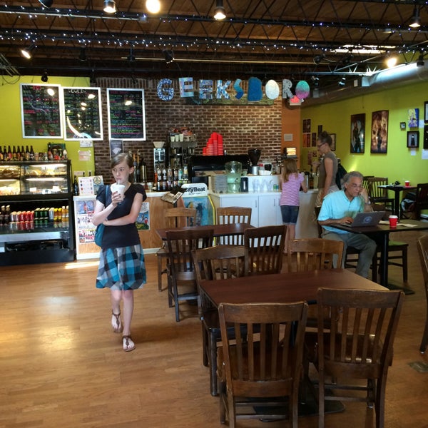 รูปภาพถ่ายที่ Geeksboro Coffeehouse Cinema โดย Shane เมื่อ 5/18/2015