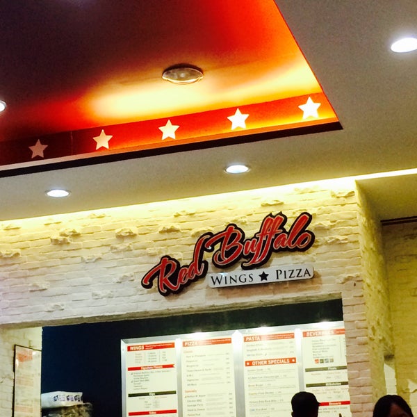 4/6/2015 tarihinde Mika M.ziyaretçi tarafından Red Buffalo Wings &amp; Pizza'de çekilen fotoğraf