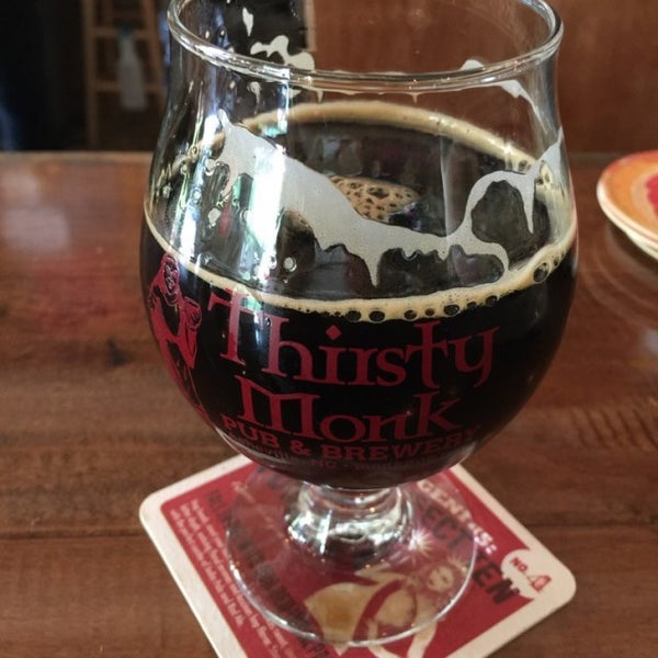 Foto tirada no(a) Thirsty Monk Brewery &amp; Pub por Drunken Y. em 9/17/2016