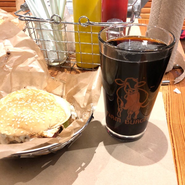 3/24/2018 tarihinde Drunken Y.ziyaretçi tarafından Farm Burger'de çekilen fotoğraf