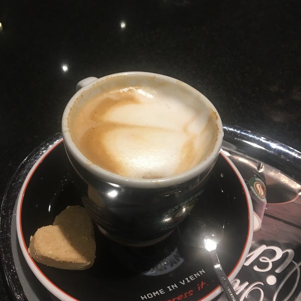 Снимок сделан в Coffeeshop Company пользователем Rifat Ç. 11/16/2019