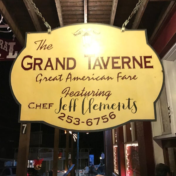 Das Foto wurde bei Grand Taverne Restaurant &amp; Lounge von Ashley R. am 1/1/2017 aufgenommen