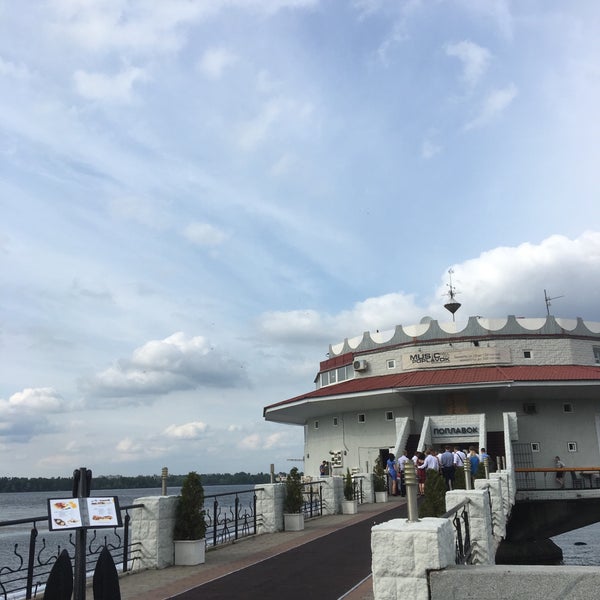 6/9/2017 tarihinde Ksenia M.ziyaretçi tarafından Поплавок'de çekilen fotoğraf