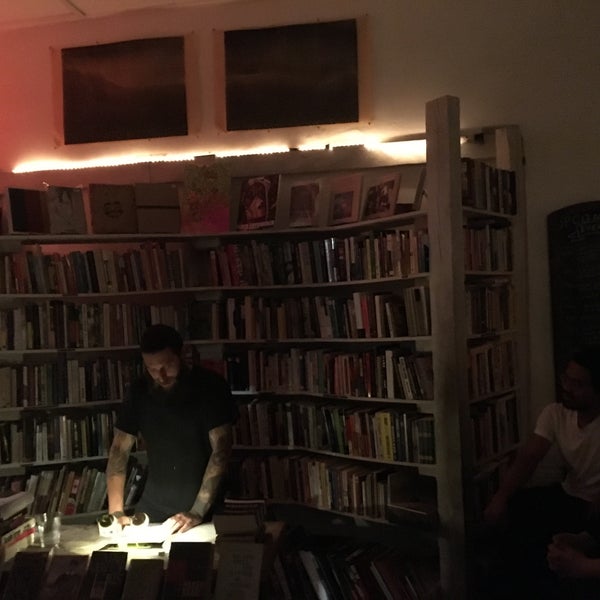 Photo taken at Molasses Books by Hiroko T. on 10/16/2016