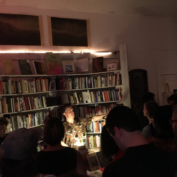 Photo taken at Molasses Books by Hiroko T. on 7/10/2016