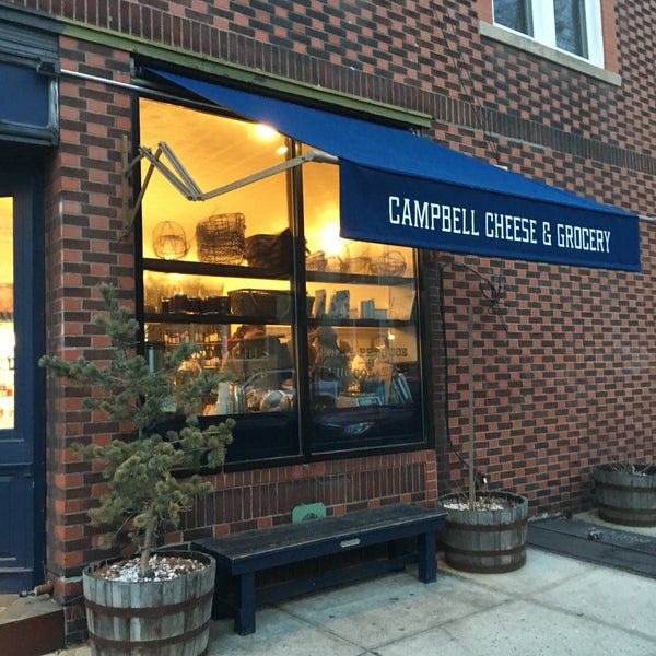 รูปภาพถ่ายที่ Campbell Cheese &amp; Grocery โดย Hiroko T. เมื่อ 12/31/2016