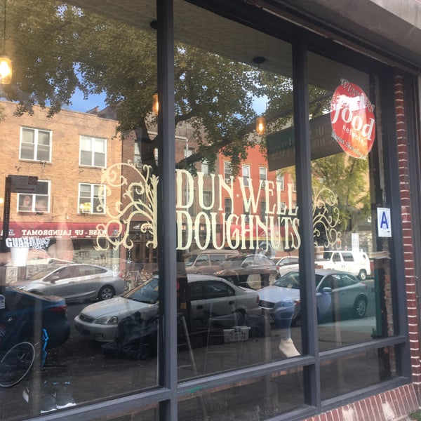 10/26/2019 tarihinde Hiroko T.ziyaretçi tarafından Dun-Well Doughnuts'de çekilen fotoğraf