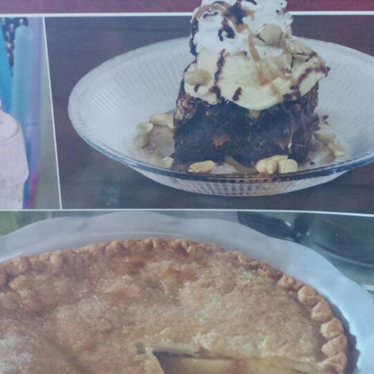 Foto diambil di Shari&#39;s Cafe and Pies oleh Thelma P. pada 9/2/2014