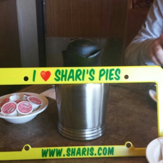 Foto scattata a Shari&#39;s Cafe and Pies da Thelma P. il 10/22/2015