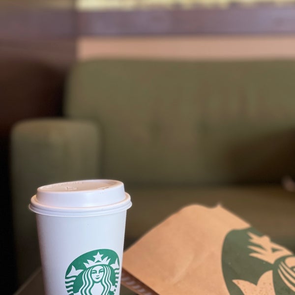 รูปภาพถ่ายที่ Starbucks โดย Cure 🦁🖤 เมื่อ 10/18/2021
