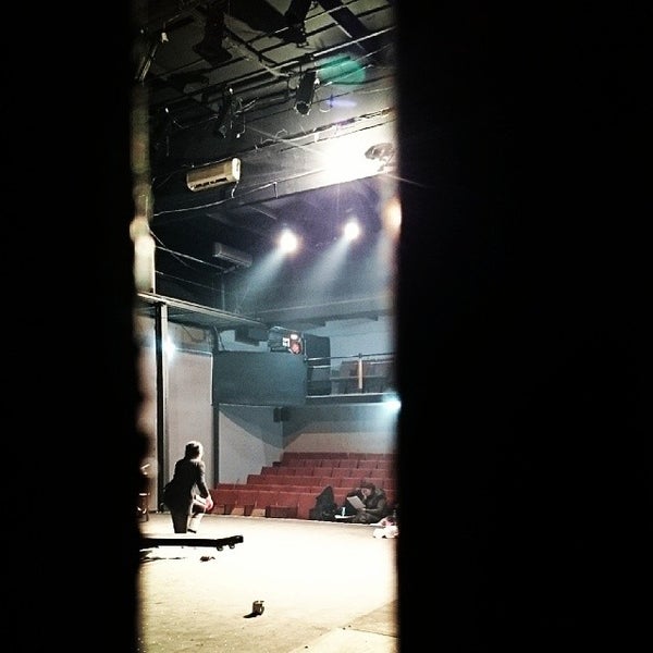 Das Foto wurde bei Iliauni Theatre | ილიაუნის თეატრი von Geørge C. am 2/4/2014 aufgenommen