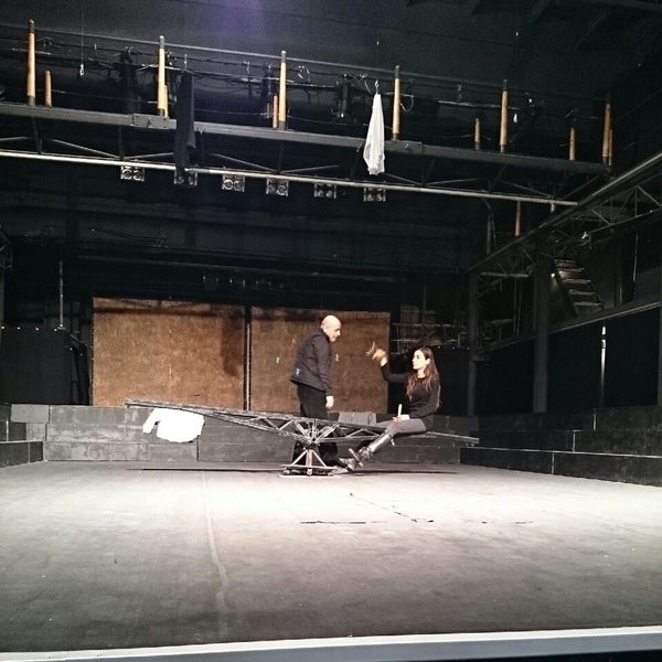 Das Foto wurde bei Iliauni Theatre | ილიაუნის თეატრი von Geørge C. am 2/5/2014 aufgenommen