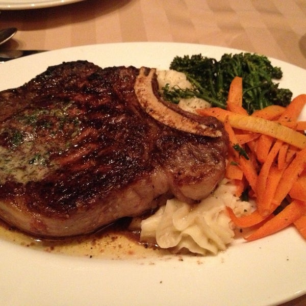 Foto tomada en Sterling&#39;s Seafood Steakhouse  por Donna_C el 4/2/2013