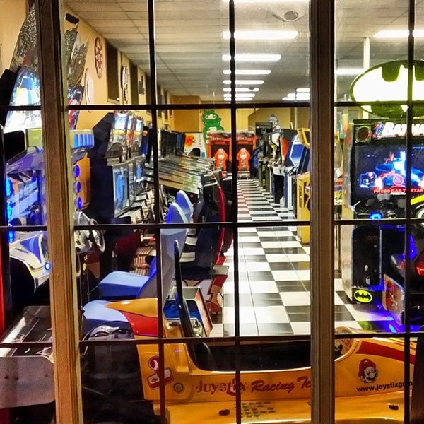 1/20/2014에 Richard M.님이 Joystix Classic Games &amp; Pinballs에서 찍은 사진