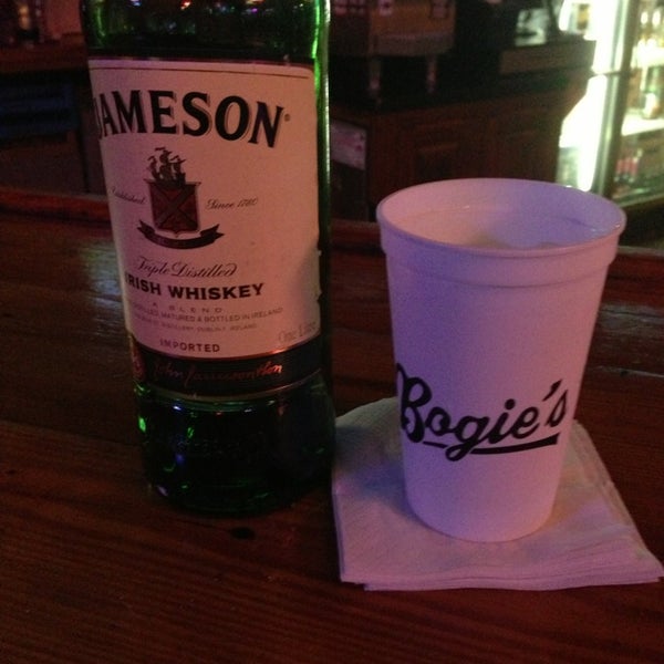 Foto tomada en Bogie&#39;s Bar  por Clayton B. M. el 2/16/2013