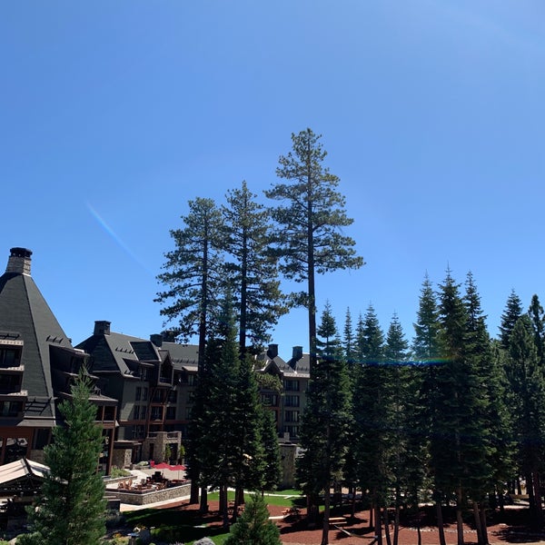 Foto scattata a The Ritz-Carlton, Lake Tahoe da Hillary C. il 8/30/2019