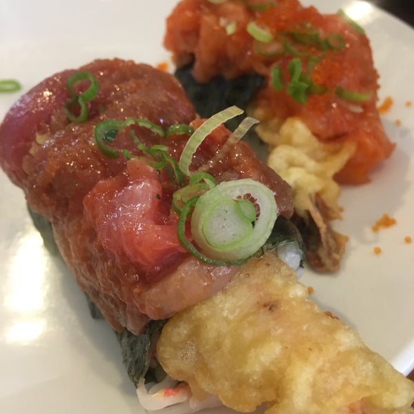 Photo prise au Ahi Sushi &amp; Hibachi par Hillary C. le11/1/2018