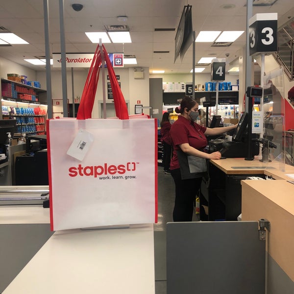 Staples Toronto'da Ofis Malzemeleri Mağazası