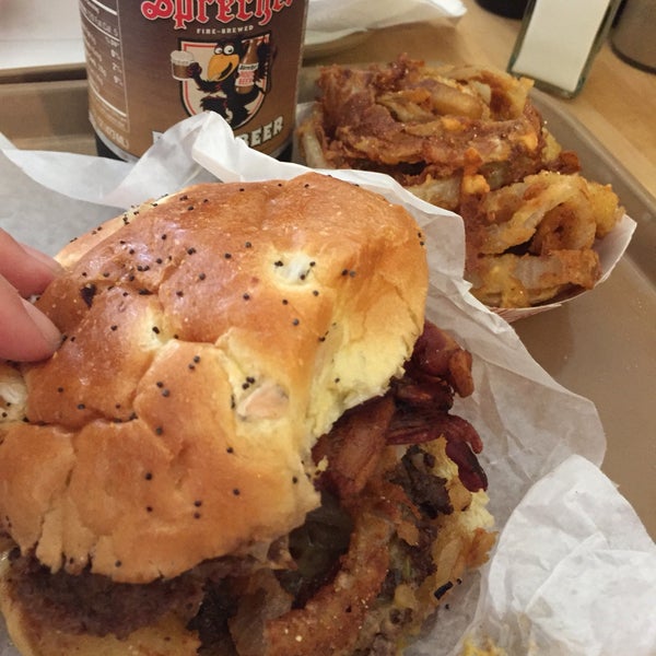 Foto scattata a Krazy Jim&#39;s Blimpy Burger da Joanna P. il 6/29/2016