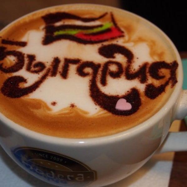 Любимый кофе. Кофе капучино. Капучино надпись италия. Чашка кофе и десерт. Капучино пенка см.