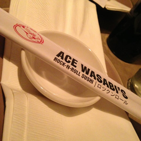 Photo prise au Ace Wasabi&#39;s Rock-N-Roll Sushi par chelle d. le4/2/2013