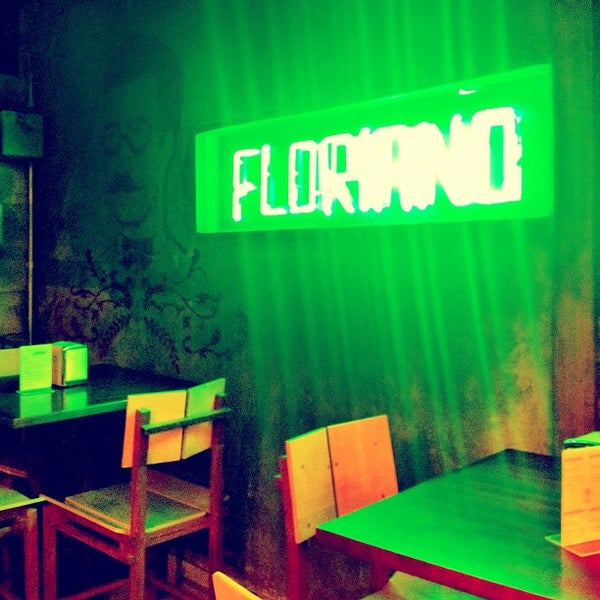 Das Foto wurde bei Floriano | Livraria &amp; Café von Fred O. am 10/13/2012 aufgenommen