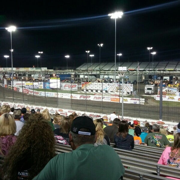 Foto diambil di Knoxville Raceway oleh Fasttrack Fan pada 9/27/2015