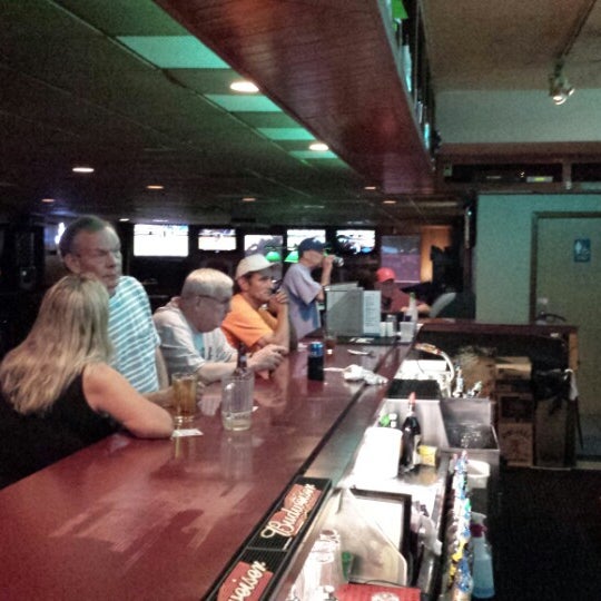 Das Foto wurde bei Down Under Bar &amp; Grill von Fasttrack Fan am 6/17/2014 aufgenommen