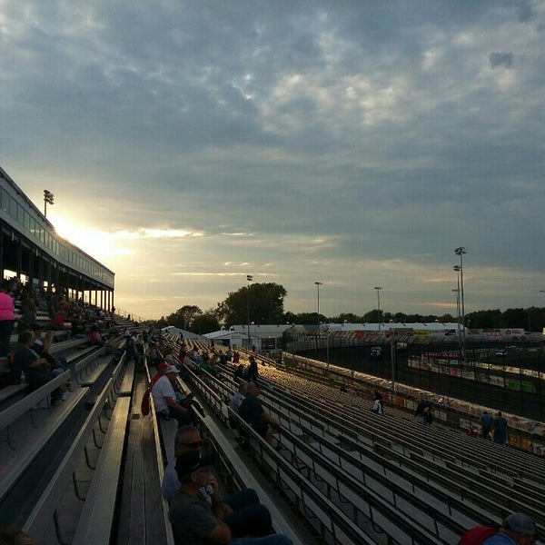 Foto diambil di Knoxville Raceway oleh Fasttrack Fan pada 9/24/2015