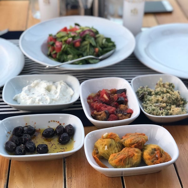 Foto diambil di Deniz&#39;in Mutfağı Balık Restoran oleh Ece U. pada 4/29/2018
