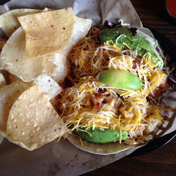 Das Foto wurde bei The Whole Enchilada Fresh Mexican Grill von Pete W. am 5/24/2013 aufgenommen
