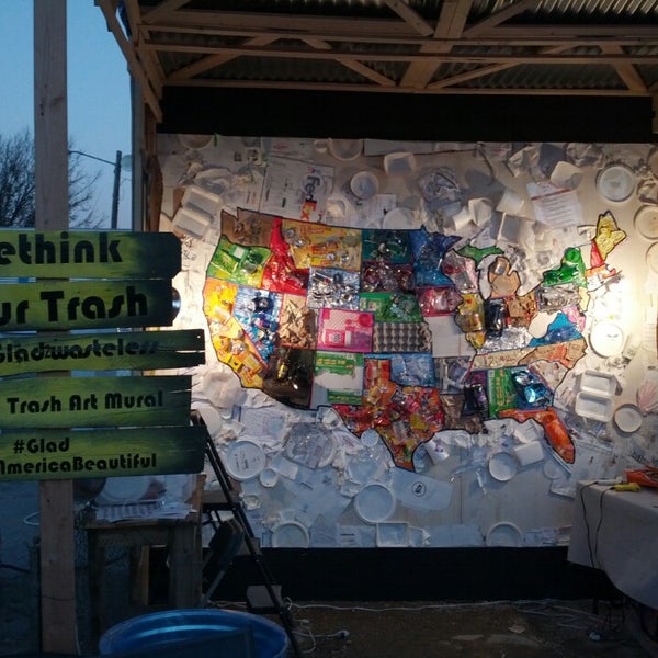 3/11/2013 tarihinde Stefannie B.ziyaretçi tarafından Trash Art Mural - Glad/Keep America Beautiful'de çekilen fotoğraf