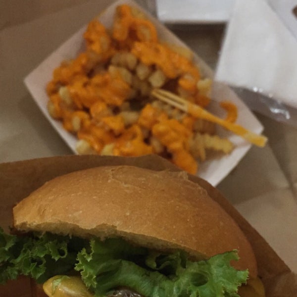 Foto tirada no(a) Boodi&#39;s Burger por رغد em 10/30/2015