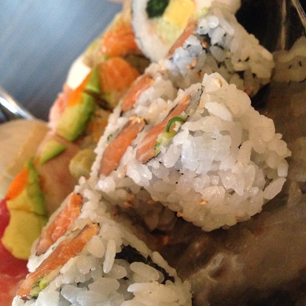 Foto tomada en South Coast Sushi  por Johnathan M. el 4/26/2014