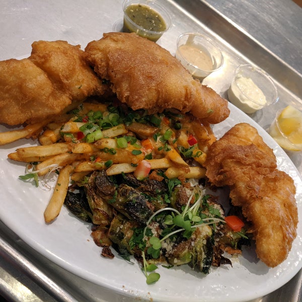 Foto tirada no(a) California Fish Grill por Michelle em 8/4/2019