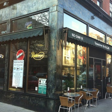 10/5/2012에 Ian L.님이 Downtown Bar &amp; Grill에서 찍은 사진