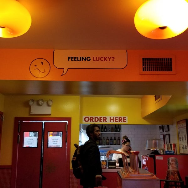 Foto tirada no(a) Lucky&#39;s Famous Burgers por Ian L. em 5/22/2018