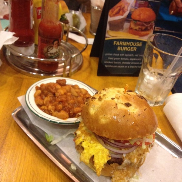 4/26/2014 tarihinde Kim T.ziyaretçi tarafından Burgers and More by Emeril'de çekilen fotoğraf