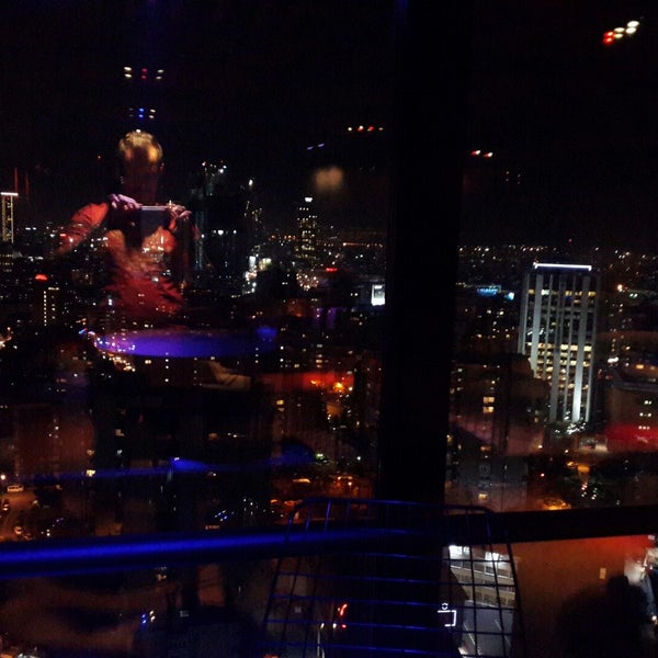 รูปภาพถ่ายที่ The Plaza Hotel Sky Bar โดย Wolkan D. เมื่อ 11/19/2014