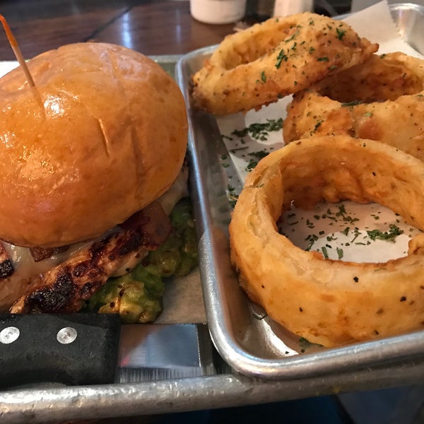 รูปภาพถ่ายที่ Shady&#39;s Burgers &amp; Brewhaha โดย Cheryl P. เมื่อ 10/19/2019